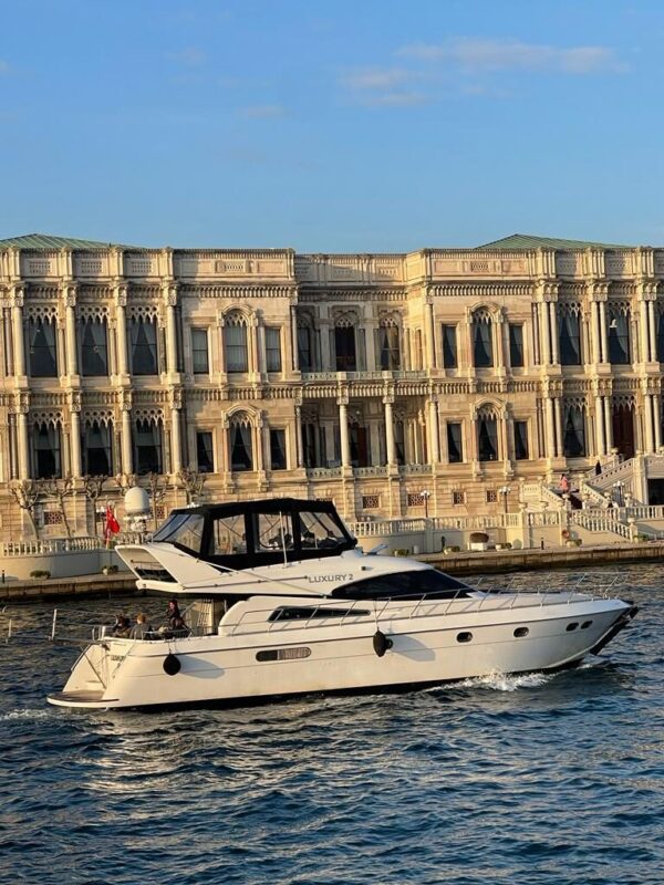 İstanbul Boğazında 12 Kişi Kiralık Motoryat