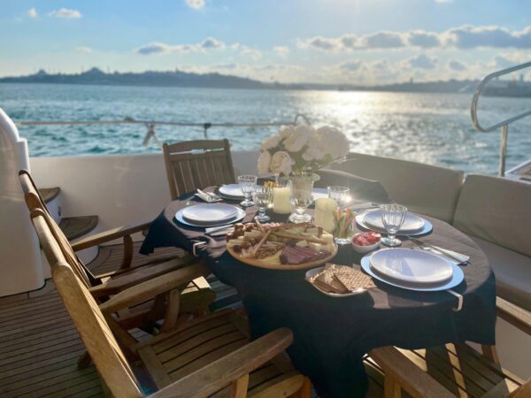 İstanbul Boğazında 12 Kişi Kiralık Motoryat