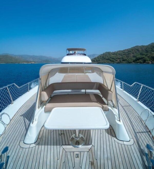 İstanbul Boğazında 15 Kişi Kiralık Luks Motoryat