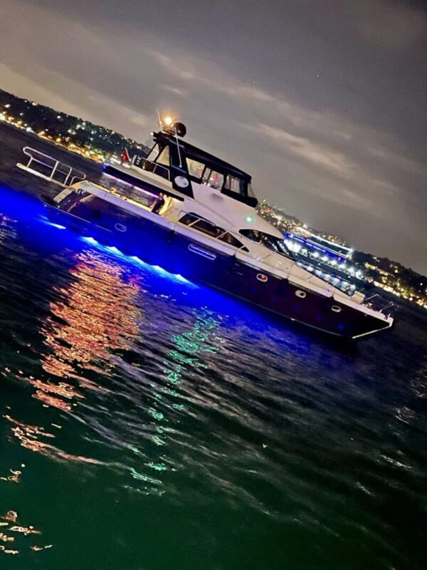 İstanbul Boğazında 20 Kişi Kiralık Motoryat-6 İstanbul Boğazında 20 Kişi Kiralık Motoryat