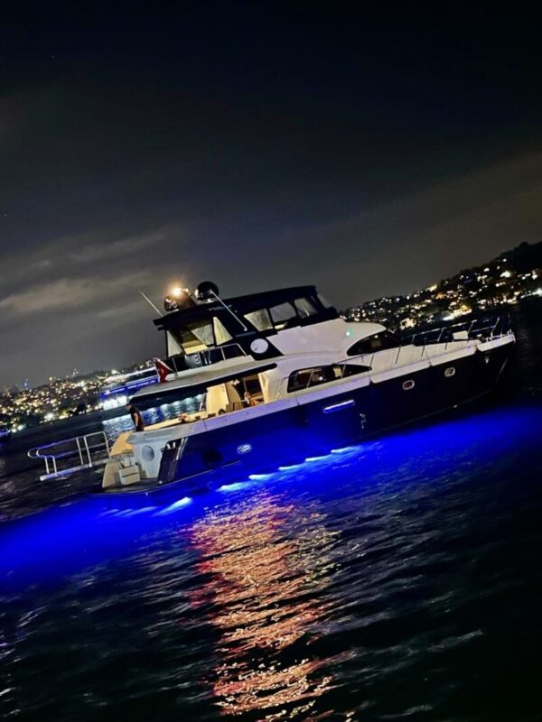 İstanbul Boğazında 20 Kişi Kiralık Motoryat-8 İstanbul Boğazında 20 Kişi Kiralık Motoryat