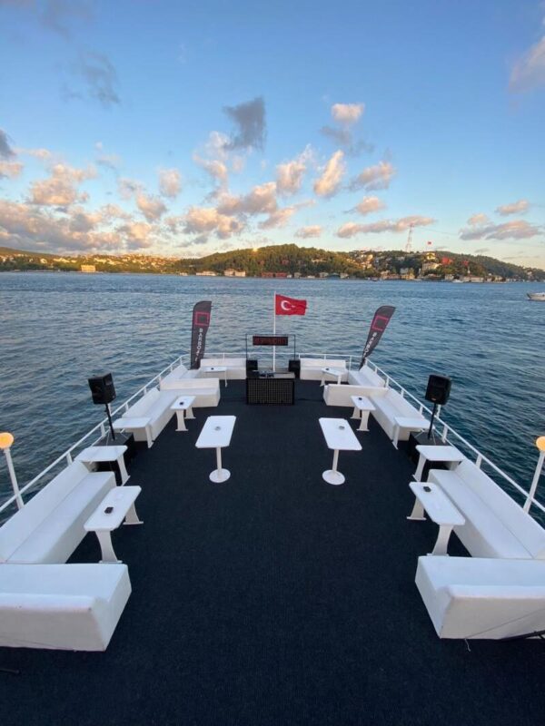 İstanbul Boğazında 22 Metre 120 Kişi Kiralık Davet Teknesi