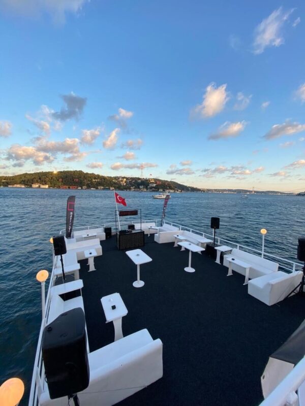 İstanbul Boğazında 22 Metre 120 Kişi Kiralık Davet Teknesi
