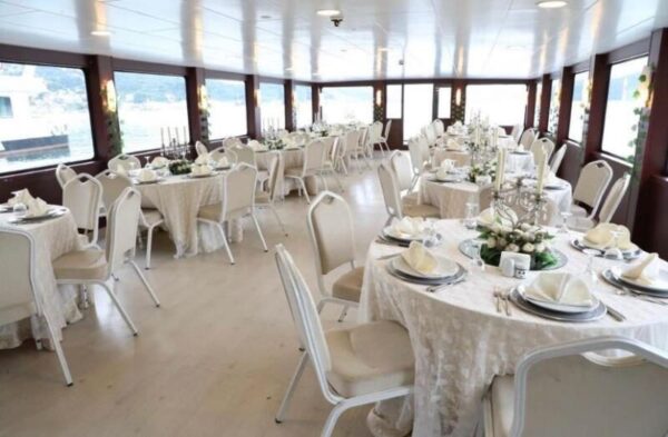 İstanbul Boğazında 22 Metre 120 Kişi Kiralık Davet Teknesi