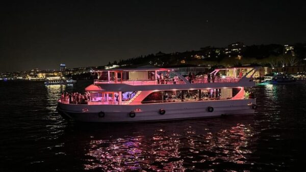 İstanbul Boğazında 24 Metre 150 Kişi Kiralık Davet Gemisi