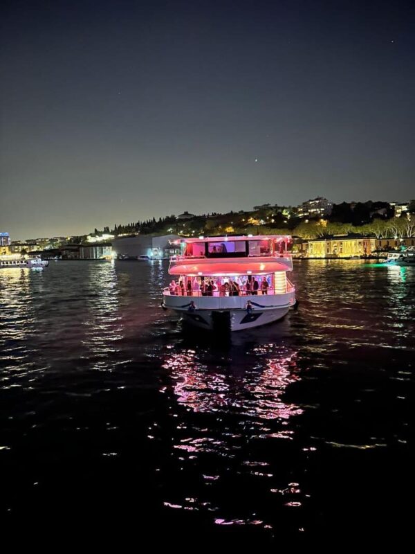 İstanbul Boğazında 24 Metre 150 Kişi Kiralık Davet Gemisi