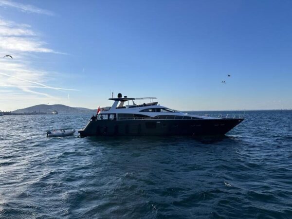 İstanbul Boğazında 25 Kişi Kiralık Lüks Motoryat