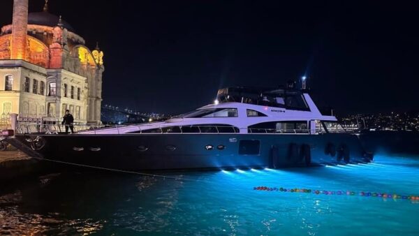 İstanbul Boğazında 25 Kişi Kiralık Lüks Motoryat
