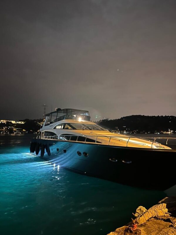 İstanbul Boğazında 25 Kişi Kiralık Lüks Motoryat