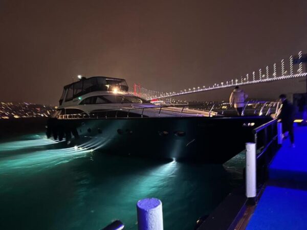 İstanbul Boğazında 25 Kişi Kiralık Lüks Motoryat