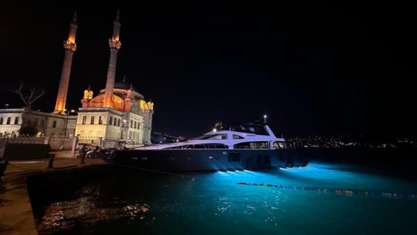 İstanbul Boğazında 25 Kişi Kiralık Lüks Motoryat