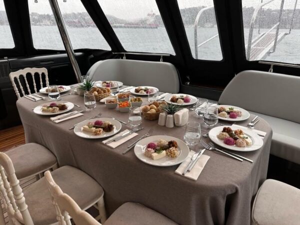 İstanbul Boğazında 25 Kişi Kiralık Lüks Motoryat