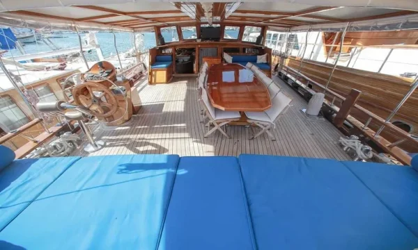 07-b8009m-sultan-a-maviyolculuk-arka-güverte 28 metre 8 Kabin Bodrum Kiralık Lüks Gulet
