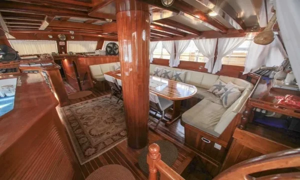 10-b8009m-sultan-a-maviyolculuk-salon-2 28 metre 8 Kabin Bodrum Kiralık Lüks Gulet