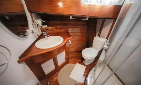 19-b8009m-sultan-a-maviyolculuk-banyo-2 28 metre 8 Kabin Bodrum Kiralık Lüks Gulet
