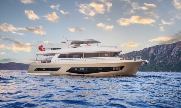 23 metre 9 kişi Fethiye Trawler Yat Kiralama-9 Fethiye ve Göcek’te Lüksün Adresi: 23 Metre Kiralık Trawler (9 Kişilik)