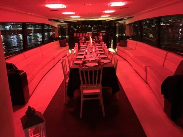 24 metre 30 kişilik Boğazda Lüks Yat Kiralama