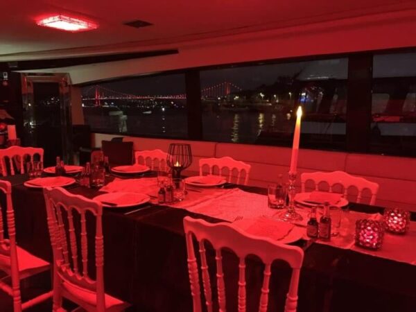 24 metre 30 kişilik Boğazda Lüks Yat Kiralama