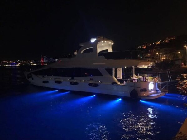 24 metre 30 kişilik Boğazda Lüks Yat Kiralama