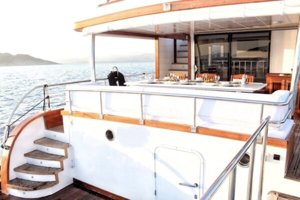 Göcek’te Modern ve Aydınlık: Lüks Trawler Kiralama