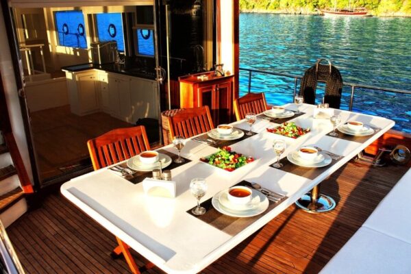 Göcek’te Modern ve Aydınlık: Lüks Trawler Kiralama