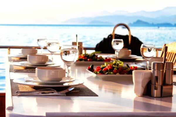 Göcek’te Modern ve Aydınlık: Lüks Trawler Kiralama