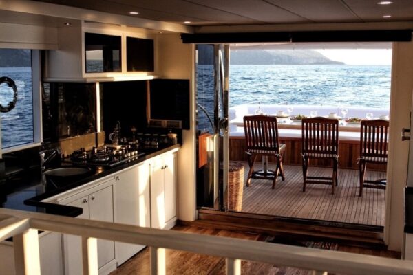 Göcek’te Modern ve Aydınlık: Lüks Trawler Kiralama