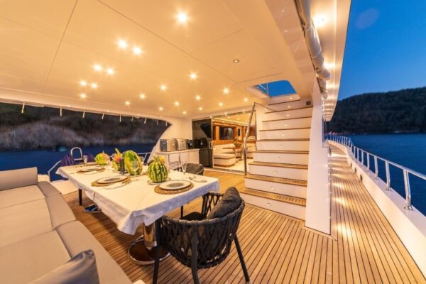 imgi_14_11-ft405e-floki- Fethiye’nin Göz Bebeği: 24 Metre Delüks Kiralık Trawler