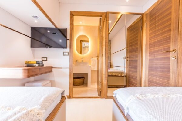 imgi_27_24-ft405e-floki-göcek-lüks-tekne Fethiye’nin Göz Bebeği: 24 Metre Delüks Kiralık Trawler