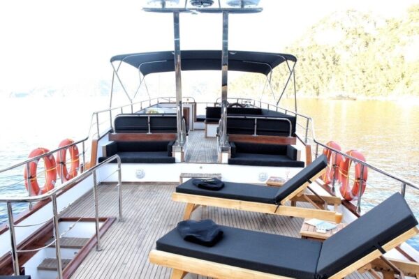 Göcek’te Modern ve Aydınlık: Lüks Trawler Kiralama