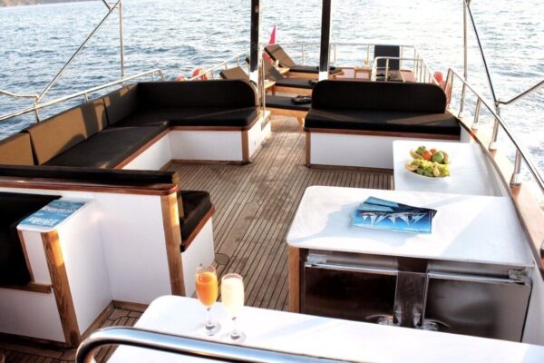 Göcek’te Modern ve Aydınlık: Lüks Trawler Kiralama