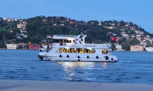 18 metre 40 kişi Boğazda Kiralık Gezi Teknesi