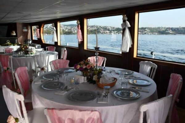 18 metre 40 kişi Boğazda Kiralık Gezi Teknesi