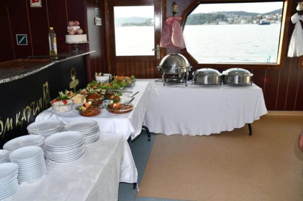 18 metre 40 kişi Boğazda Kiralık Gezi Teknesi
