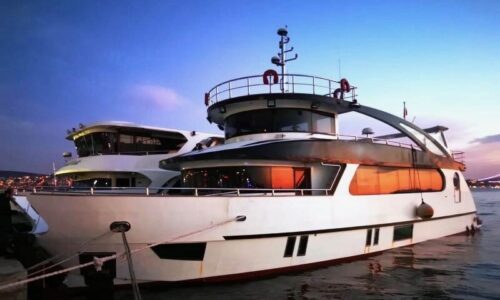 26 metre 36 kişi İstanbul Boğazda Kiralık Lüks Gezi Teknesi