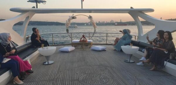 26 metre 36 kişi Boğazda Kiralık Lüks Gezi Teknesi-10 26 metre 36 kişi Boğazda Kiralık Lüks Gezi Teknesi