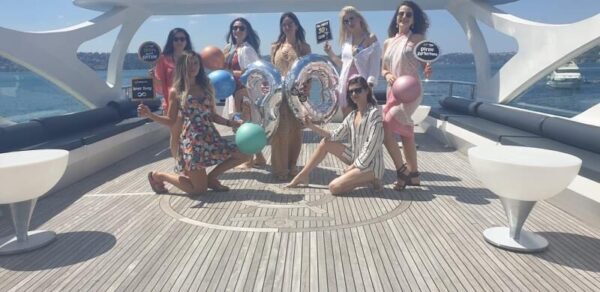 26 metre 36 kişi Boğazda Kiralık Lüks Gezi Teknesi-11 26 metre 36 kişi Boğazda Kiralık Lüks Gezi Teknesi