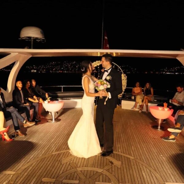 26 metre 36 kişi Boğazda Kiralık Lüks Gezi Teknesi-4 26 metre 36 kişi Boğazda Kiralık Lüks Gezi Teknesi