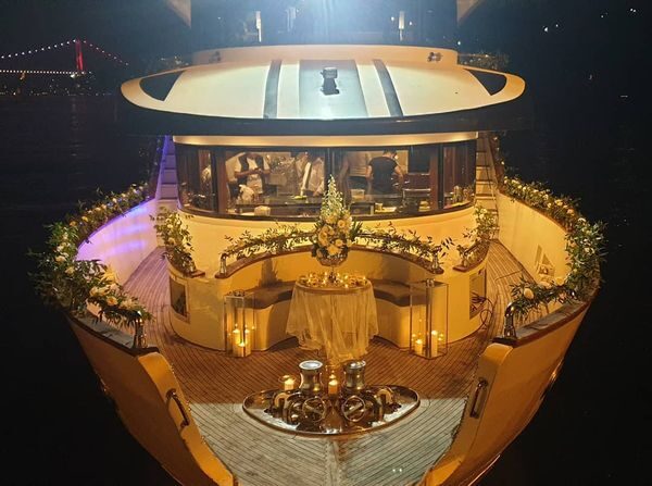 26 metre 36 kişi Boğazda Kiralık Lüks Gezi Teknesi-7 26 metre 36 kişi Boğazda Kiralık Lüks Gezi Teknesi