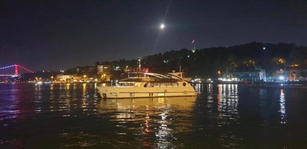 26 metre 36 kişi Boğazda Kiralık Lüks Gezi Teknesi-9 26 metre 36 kişi Boğazda Kiralık Lüks Gezi Teknesi