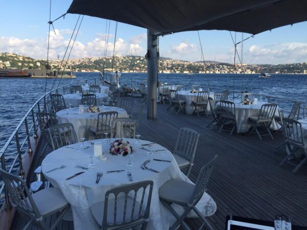 36 metre 80 kişi Boğazda Kiralık Lüks Yelkenli Yat