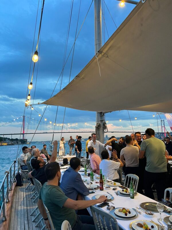 36 metre 80 kişi Boğazda Kiralık Lüks Yelkenli Yat