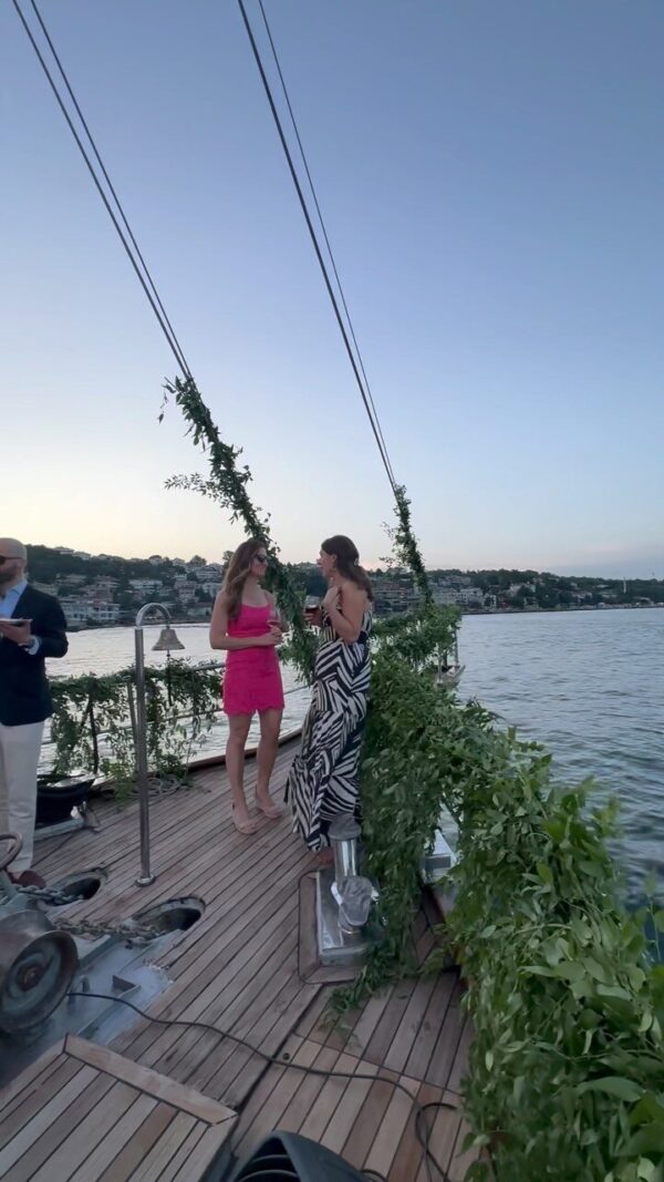 36 metre 80 kişi Boğazda Kiralık Lüks Yelkenli Yat