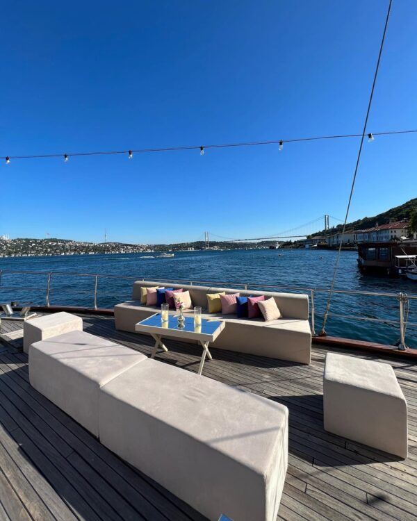36 metre 80 kişi Boğazda Kiralık Lüks Yelkenli Yat