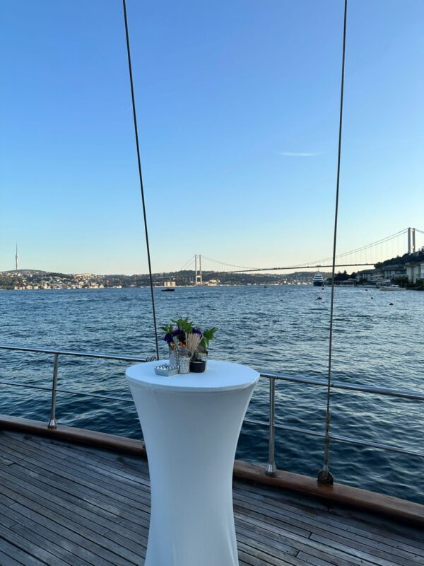 36 metre 80 kişi Boğazda Kiralık Lüks Yelkenli Yat