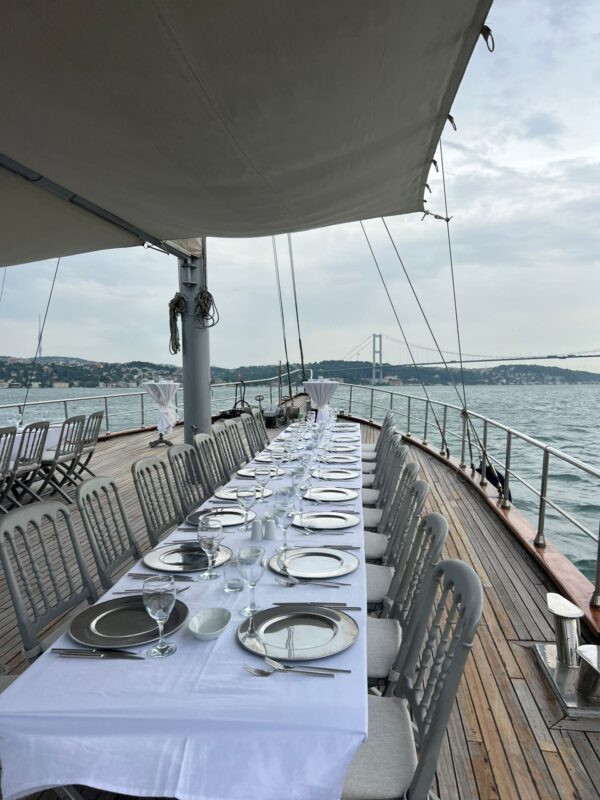 36 metre 80 kişi Boğazda Kiralık Lüks Yelkenli Yat