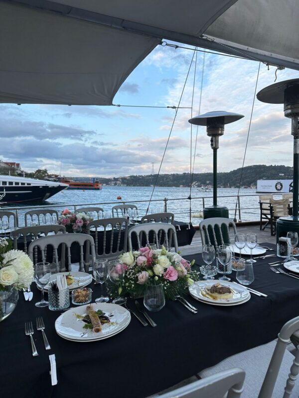 36 metre 80 kişi Boğazda Kiralık Lüks Yelkenli Yat