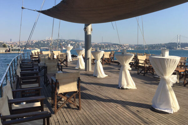 36 metre 80 kişi Boğazda Kiralık Lüks Yelkenli Yat