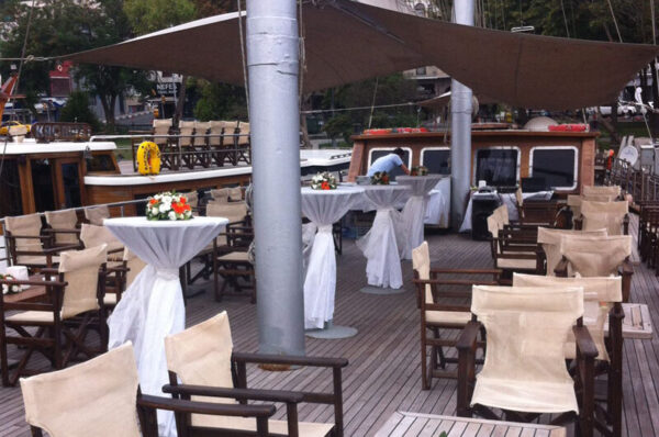 36 metre 80 kişi Boğazda Kiralık Lüks Yelkenli Yat