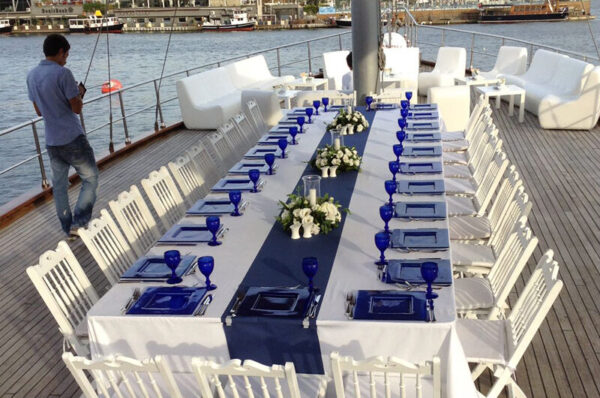 36 metre 80 kişi Boğazda Kiralık Lüks Yelkenli Yat